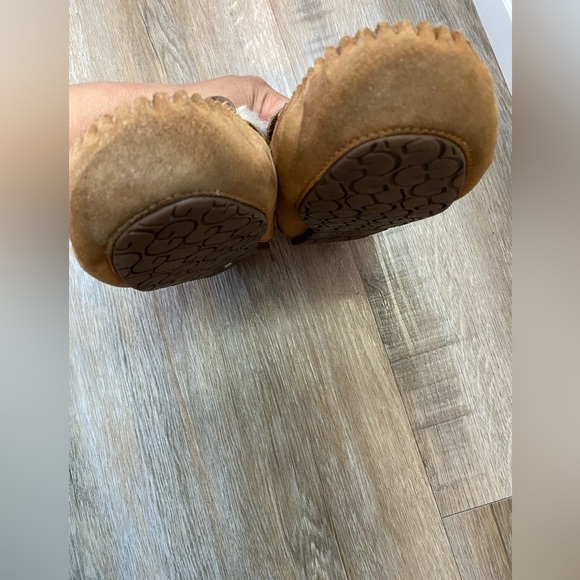 UGG DAKOTA MOCCASIN SLIPPERS
SIZE 5 - Picture 8 of 9